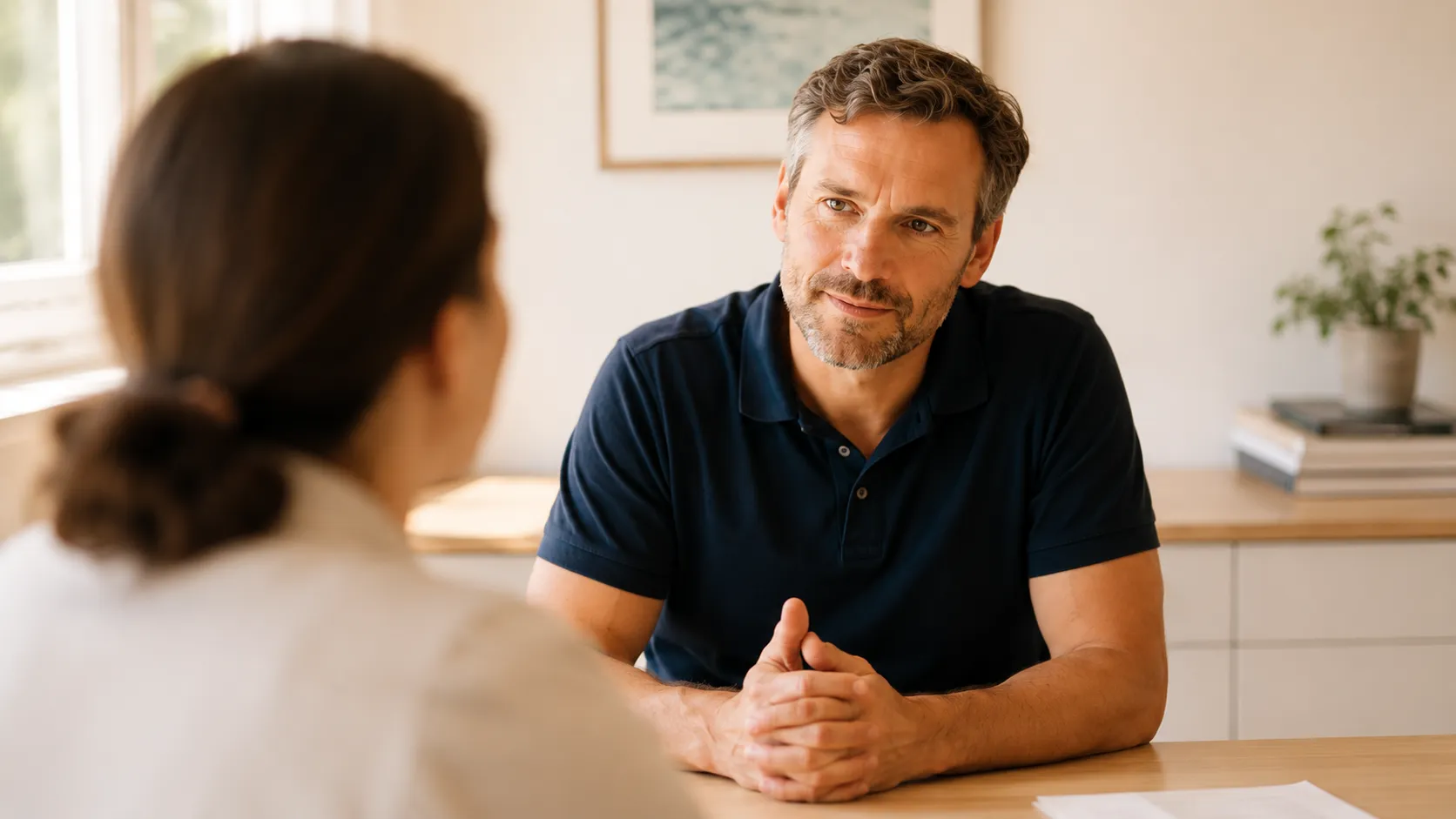 Praxisinhaber im vertrauensvollen Gespräch
